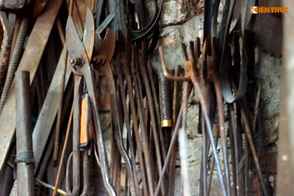 Những chiếc kéo cắt sắt với đầy đủ kích thước lớn nhỏ được sản xuất ra từ lò rèn thủ công truyền thống của gia đình ông Sử.