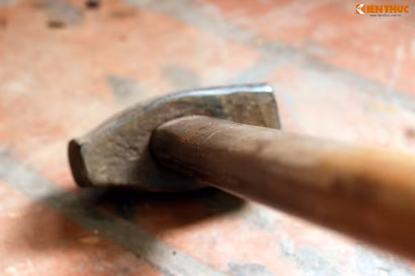 Công cụ sử dụng để rèn dao, kéo đều bằng thủ công.