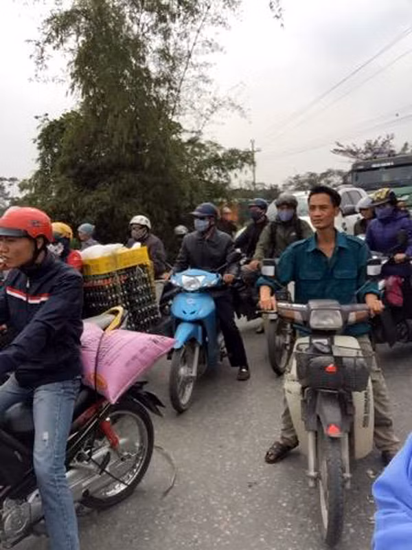 Chiều cùng ngày, trao đổi với PV Kiến Thức, ông Lê Văn Dịu - Chủ tịch UBND xã Quảng Phú Cầu - xác nhận: "Đêm qua có người đổ trộm rác và đốt ở bãi rác của xã. Hiện tại, chúng tôi đang phối hợp với cơ quan chức năng xử lý". Đến 15h30 cùng ngày, lực lượng chức năng vẫn đang có mặt tại khu vực để xử lý, tuyên truyền người dân không nên quá kích động. Vụ việc người dân tập trung đông khiến giao thông xung quanh khu vực trở nên ùn tắc.