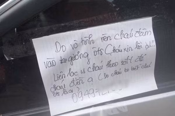 Làm gãy gương ô tô nam sinh lớp 11 ở Hải Phòng để lại lời xin lỗi kèm theo số điện thoại để chủ nhân chiếc xe liên lạc.