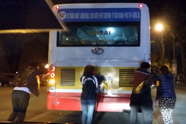 Chung sức giúp đỡ.