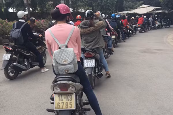Văn hóa xếp hàng khi đi xe máy.