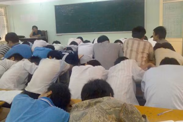Cảnh tượng ể oải, ngủ gật của sinh viên khiến giáo viên ngán ngẩm.