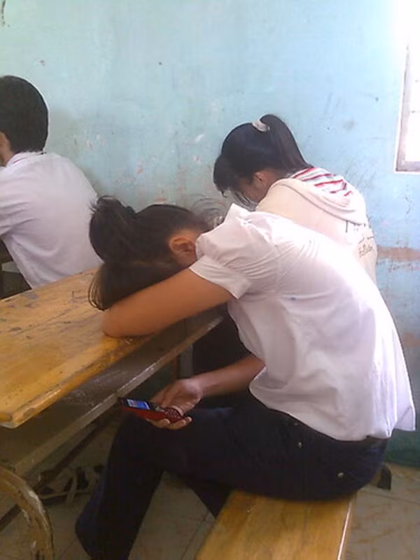 Tranh thủ gục đầu xuống bàn để nhắn tin điện thoại. Dường như những hình ảnh gục ngủ trên lớp học, làm việc riêng trong giờ của học sinh, sinh viên Việt Nam không chỉ gây phản cảm mà còn khiến các bạn không thể tập trung vào bài học, không tiếp thu được những kiến thức bài vở một cách tốt nhất.