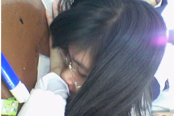 Không chỉ có nam sinh mà ngay cả những nữ sinh xinh đẹp cũng ngủ gật trên lớp.