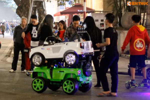 Những chiếc xe ô tô điện trẻ em chồng lên nhau cồng kềnh trong không gian của người đi bộ.