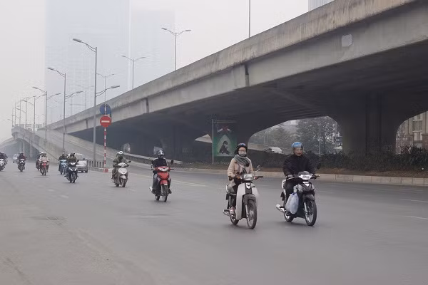 Do sáng sớm ngày đầu tiên của năm mới 2017 trời thỉnh thoảng có mưa nhỏ, sương mù bao phủ toàn bộ Hà Nội nên người đi đường phải di chuyển chậm. Ảnh chụp đường Phạm Hùng.