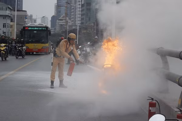 Thời điểm trên, nhiều người nhìn thấy nam thanh niên điều khiển chiếc xe máy tay ga (chưa rõ BKS) đang di chuyển theo hướng Lê Văn Lương đi Láng Hạ, tuy nhiên, đang di chuyển đến giữa cầu vượt thì bất ngờ bốc cháy ngùn ngụt.
