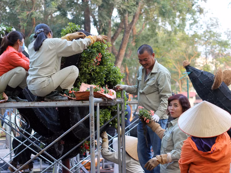 Hoa xanh, đỏ được lựa chọn để phủ lên hình tượng các con vật.