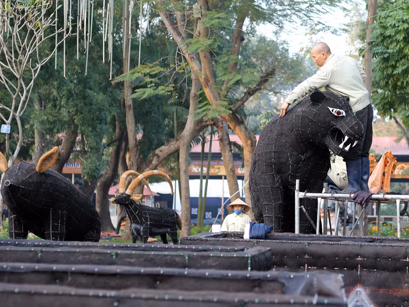 Theo một số công nhân đang làm việc, các con vật được tạo hình có tổng cộng 21 con; trong số đó có 3 con gà trống, 3 con ong, 3 con bướm, những con vật còn lại nằm trong bộ 12 con giáp.