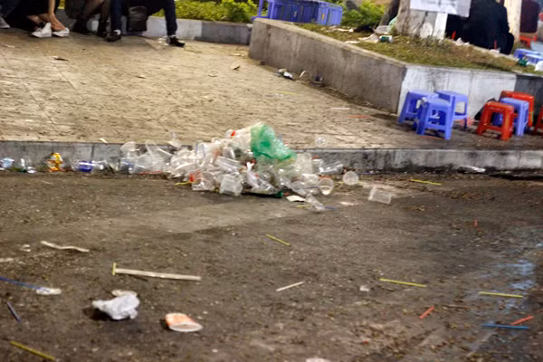Rác chất đống ở nhiều góc trên đường Lê Thái Tổ.