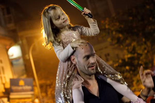 Em nhỏ người nước ngoài thích thú, luôn cử động theo giai điệu âm nhạc dù đang ngồi trên vai bố.