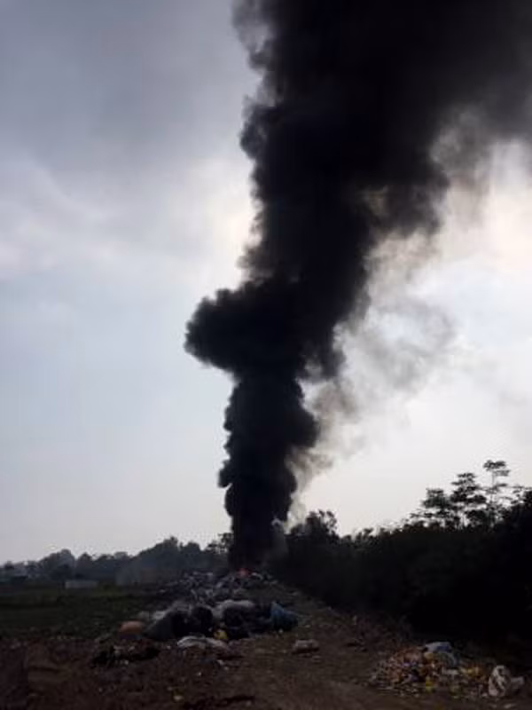 Anh Nguyễn B. P. (người dân) cho biết: "Thôn Quảng Nguyên là nơi trực tiếp chịu hậu quả nặng nề mỗi lần bãi rác đốt, khoảng cách của thôn rất gần với bãi nên rác khi bãi đốt, hướng gió thổi khói bay trực tiếp vào khu dân cư. Bức xúc hơn là bãi rác được đốt liên tục, khói bay nghi ngút, toàn mùi nhựa phế thải cháy khét lẹt, thậm chí khói âm ỉ bay vào khu dân kéo dài 2 đến 3 hôm, buổi tối không tài nào ngủ được dù đã trùm kín chăn”.