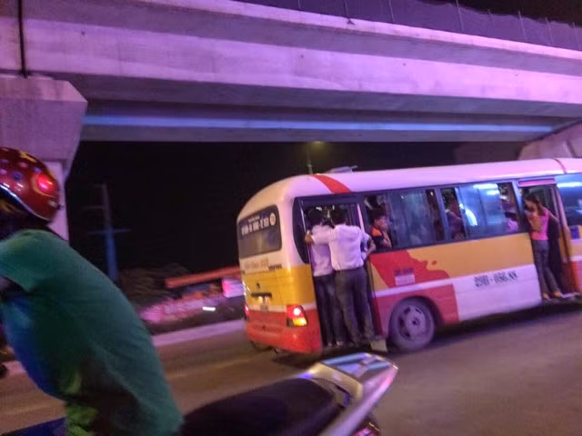 Xe buýt siêu nhồi nhét.