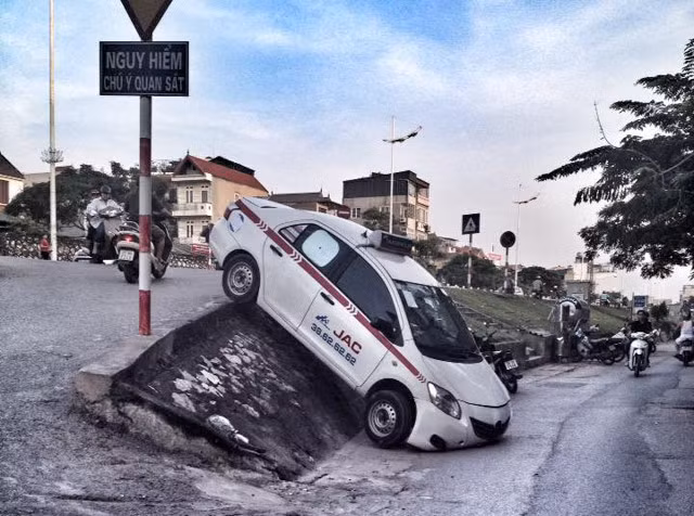 "Chạy xe không có khách thì... cạp đất mà ăn".