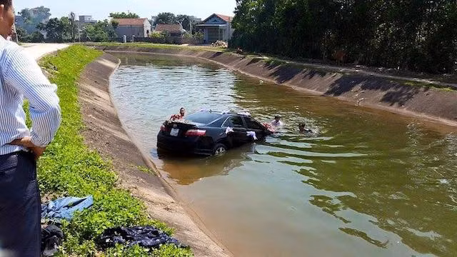 Tổ chức đám cưới vào dịp nóng nực nên xe ô tô xuống nước tắm?