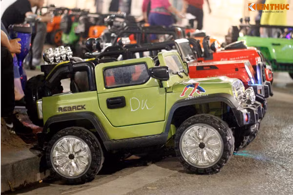 Phụ huynh nào có nhu cầu thuê xe ô tô điện cho con em vui chơi sẽ phải mất số tiền ít nhất là 50 nghìn đồng/1 xe/30 phút.