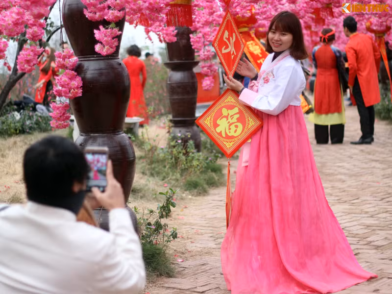 Hầu hết các chàng trai, cô gái đều trang điểm thật xinh xắn, diện những bộ váy áo đẹp lung linh đã được chuẩn bị sẵn hoặc thuê ngay tại khu vực chụp hình trước khi ghi lại khoảnh khắc đẹp nhất.