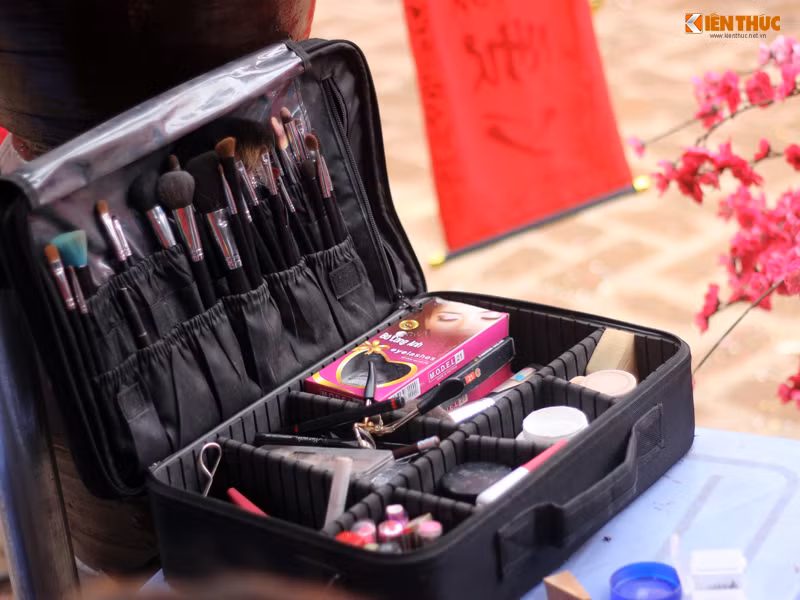 Dụng cụ trang điểm được chuẩn bị, sẵn sàng phục vụ khách chụp ảnh.