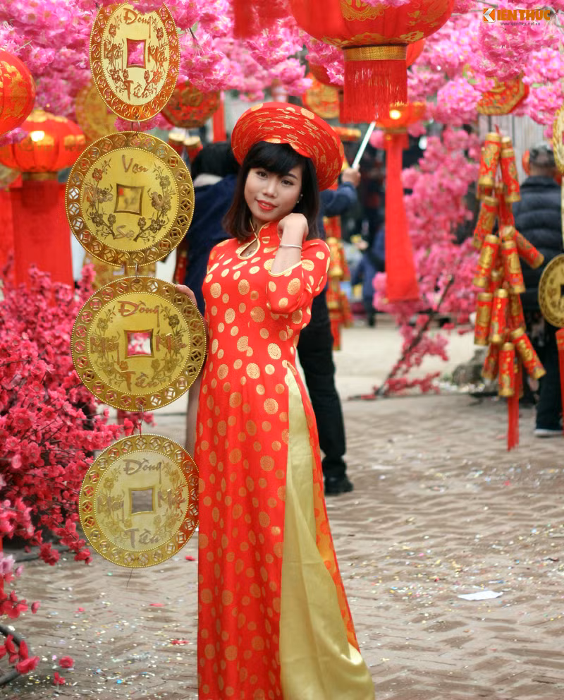 Những người đến các vườn hoa Nhật Tân chụp ảnh thường đi theo cặp hoặc thành nhóm, một số thì đi cùng người thân, bạn bè.