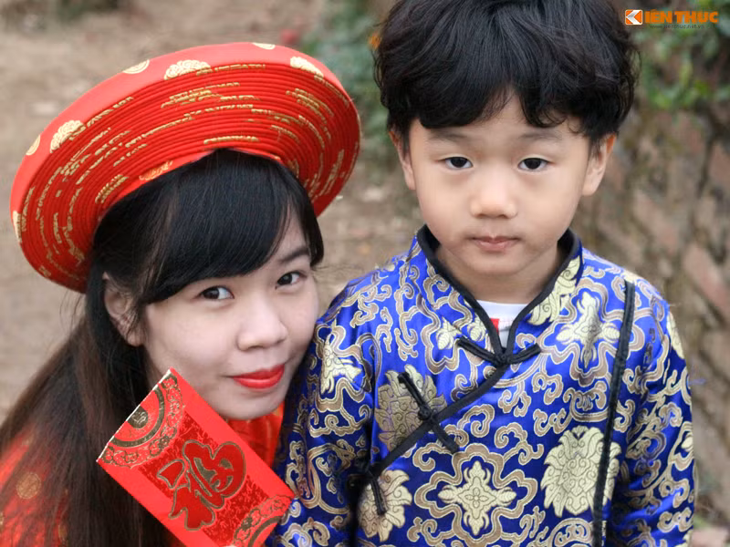 Nhiều em nhỏ cũng hào hứng theo người lớn đến vườn hoa Nhật Tân chụp ảnh Tết vô cùng đáng yêu.