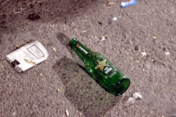 Nhiều vỏ chai bia thủy tinh bị vứt lăn lóc ngay trên đường.