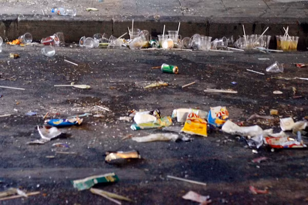 Tuy nhiên, sau khoảnh khắc giao thừa thì cảnh tượng xung quanh khu vực hồ Hoàn Kiếm toàn như một bãi rác thải.