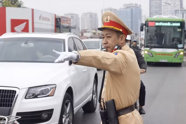 Cảnh sát giao thông phân luồng phương tiện trên cầu để không xảy ra tình trạng ùn tắc ngay sau khi dập lửa xong. Rất may vụ cháy không gây thiệt hại về người nhưng chiếc xe gặp nạn đã bị biến dạng và cháy trơ trụi. Hiện nguyên nhân xảy ra vụ cháy đang được điều tra, làm rõ.