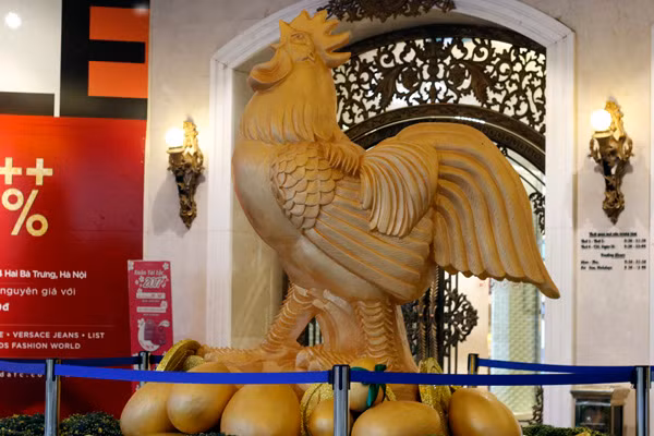 Chú gà khổng lồ - linh vật trong năm 2017 - được đặt phía ngoài cửa ra vào của Tràng Tiền Plaza.