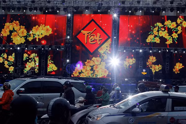 Nhiều hoạt động văn hóa, văn nghệ diễn ra tại nhiều địa điểm nổi tiếng của Hà Nội chào đón Tết Nguyên đán 2017.