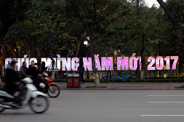 Xung quanh khu vực Hồ Gươm, nhiều câu chúc mừng năm mới 2017 được trang trí lấp lánh.