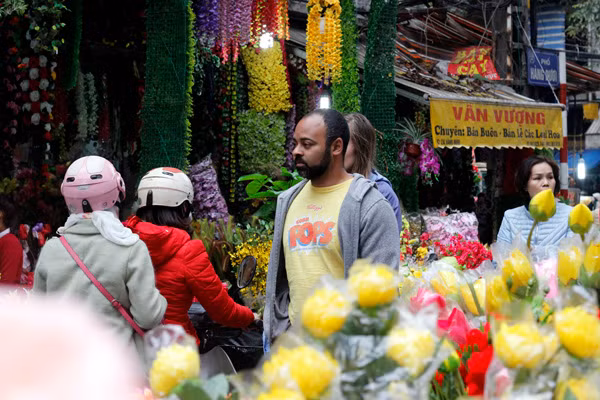 Du khách nước ngoài thích thú ghé thăm các chợ hoa Hà Nội.