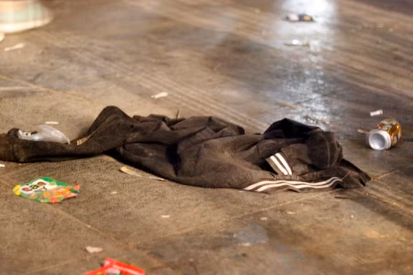 Thậm chí cả những chiếc áo khoác cũng bị vứt lại khu vực quảng trường Đông Kinh Nghĩa Thục sau giao thừa.