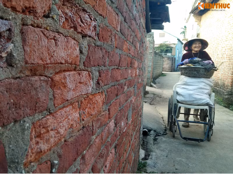 Đại diện xã Trạch Mỹ Lộc cho biết, những ngày lễ, Tết, các cơ quan đoàn thể hoặc cá nhân vẫn thường xuyên tổ chức đến thăm hỏi sức khỏe và tặng quà động viên tinh thần bà Hợi.