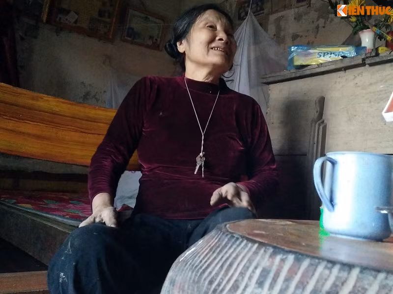 Bà Hợi cho biết: "Trước kia, mỗi khi đổ bệnh cơ thể, mặt mũi tôi bị sưng lên, chân không duỗi được và gần như không làm được bất kỳ việc gì. Mãi sau này, khi tôi được đưa đến bệnh viện Xanh - Pôn điều trị, chân dần di chuyển được nhưng chẳng thể làm việc như sức trẻ nữa".