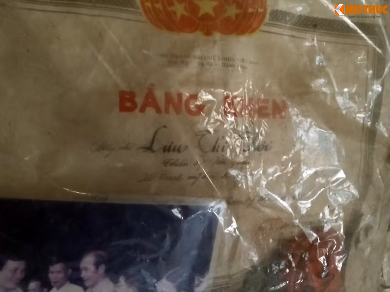 Những bằng khen và một số bức ảnh mà bà Hợi nhận được khi tham gia kháng chiến được bà lưu giữ một cách cẩn thận.