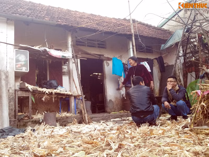 Những người hàng xóm đều cảm thương cho số phận bà Hợi kém phần may mắn, không được trọn vẹn như bao người khác.