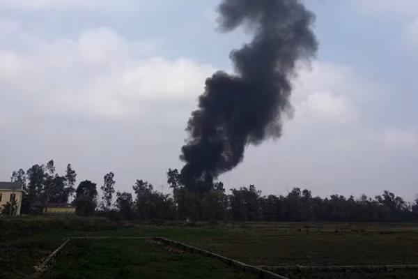 Người dân thôn Quảng Nguyên cho biết, họ liên tục phải hứng chịu nhiều lần mùi khói của rác thải khi đốt, thậm chí nhiều gia đình đã phải đóng kín cửa “cố thủ” hay dùng bao tải, bạt quây kín các lỗ thông gió cửa nhà để mùi khói khó chịu từ rác ít lọt vào nhà.