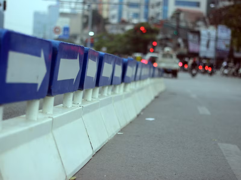 Ghi nhận của PV Kiến Thức sáng 21/1, trên đoạn đường Giảng Võ, lộ trình xe buýt nhanh BRT Hà Nội đã được làm hàng rào phân cách làn xe buýt nhanh với các phương tiện khác.