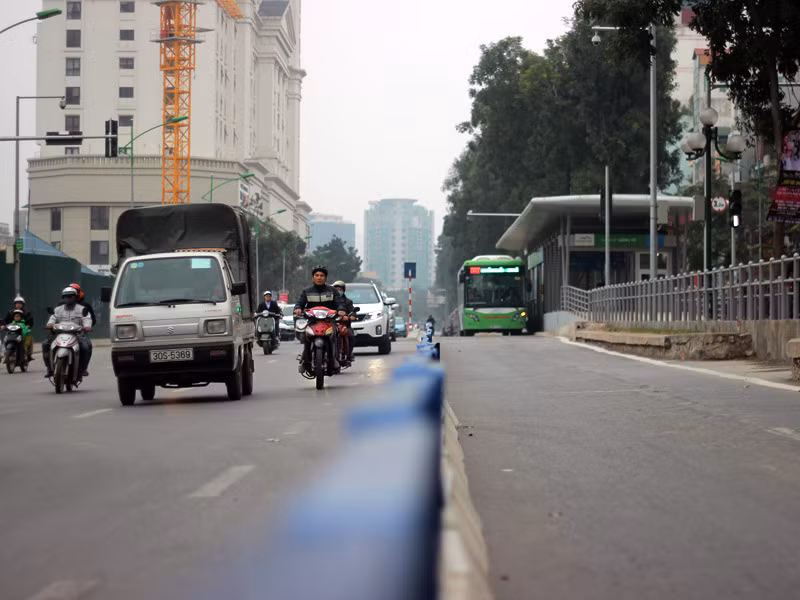 Đa số những người đi đường đã ý thức được việc tham gia giao thông không di chuyển vào làn đường ưu tiên xe buýt nhanh BRT, đặc biệt khi hàng rào phân cách được lắp đặt.