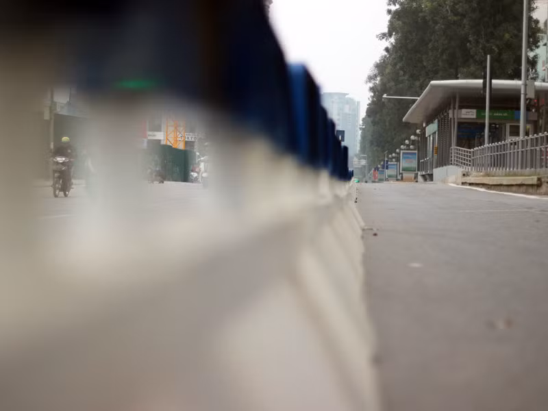 Trước đó, ông Nguyễn Hoàng Hải - Giám đốc Trung tâm Quản lý điều hành giao thông đô thị Hà Nội - cho biết: “UBND TP Hà Nội đã đồng ý chủ trương thí điểm làm hàng rào phân cách làn xe buýt nhanh để phục vụ tuyến buýt nhanh BRT. Thí điểm thực hiện tại các đoạn đường, các điểm giao cắt từ vị trí nhà chờ buýt nhanh đến các nút giao Khuất Duy Tiến, Hoàng Đạo Thúy, Nguyễn Tuân, Giảng Võ...".