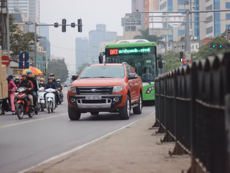 Nhiều tài xế xe ô tô cố tình lấn làn buýt nhanh.