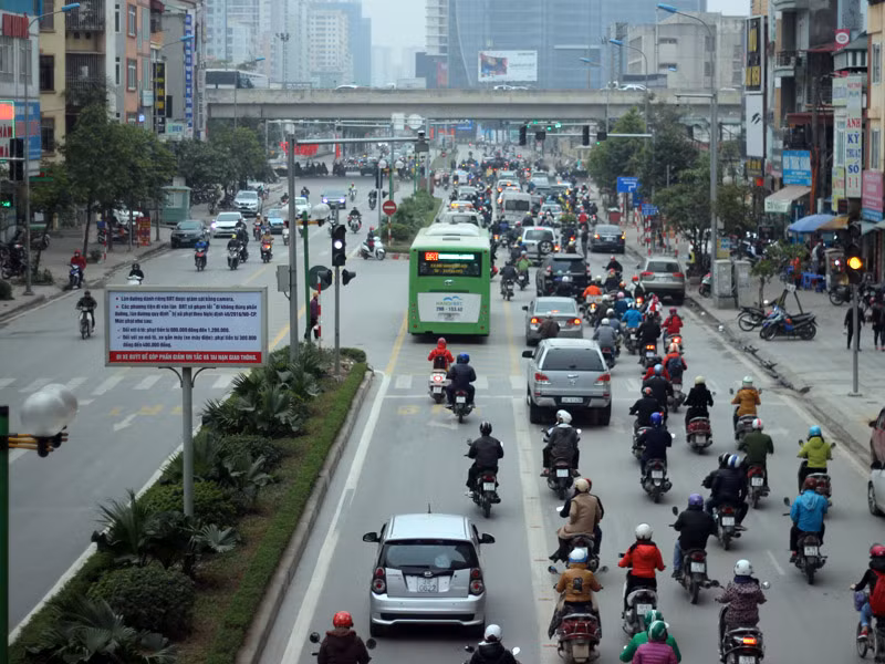 Các phương tiện lấn làn xe buýt nhanh BRT với hy vọng di chuyển một cách nhanh chóng trên đường Lê Văn Lương.