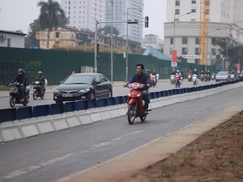 Nam thanh niên không đội mũ bảo hiểm, phóng vun vút trong làn đường ưu tiên xe buýt nhanh BRT, dù đã được lắp hàng rào phân làn.