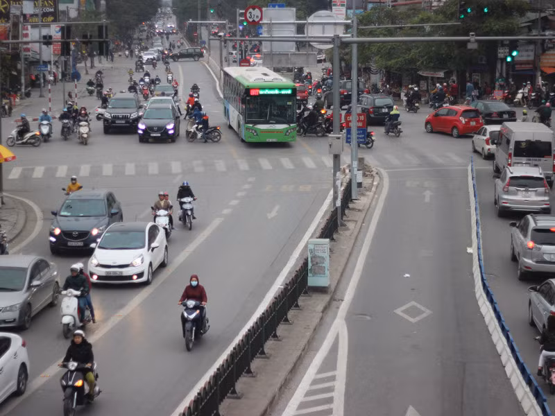 Giao thông vẫn hỗn loạn ở đường xe buýt nhanh không có hàng rào phân cách.