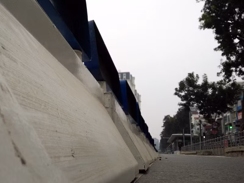 Theo ông Hải, dải phân cách phân làn buýt nhanh cao khoảng 60cm, là loại hàng rào nhẹ, di động. Trước đó, theo thiết kế chuẩn ban đầu, dải phân cách cứng xây bằng bê tông, cao khoảng 25cm nhưng khi thực hiện dự án có rất nhiều ý kiến được đưa ra nên Hà Nội đã tạm dừng việc xây dải phân cách cứng như ban đầu.