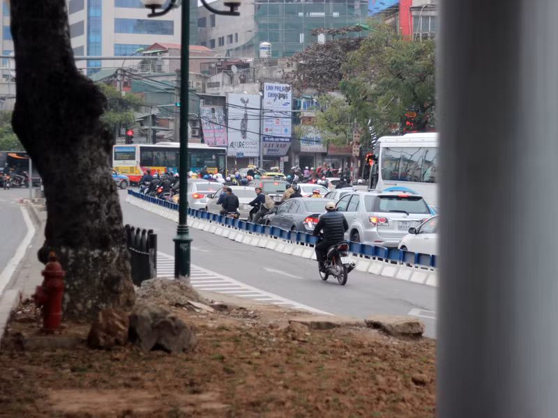 Trong sáng nay, cũng có không ít trường hợp người điều khiển xe máy vẫn bất chấp, cố tình đi vào đường ưu tiên.