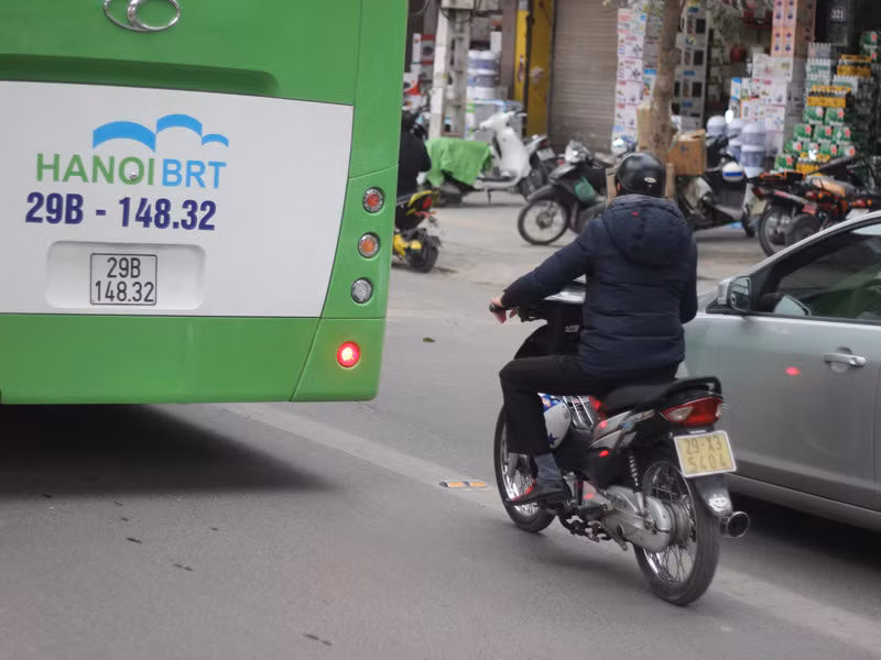 Nam thanh niên đi xe máy lạng lách, đánh võng trong làn đường xe buýt nhanh để tìm mọi cách vượt đường.
