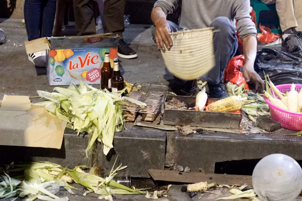 Do lượng người đổ dồn về tham dự các hoạt động âm nhạc, vui chơi giải trí ở hồ Hoàn Kiếm rất đông nên một số hộ gần khu vực tranh thủ kinh doanh một số mặt hàng như ngô nướng, trà chanh, phục vụ cả bia... cho khách.