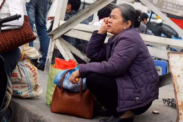 Tại khu vực bến xe khách Mỹ Đình, lượng người không quá đông nhưng nhiều người vẫn tỏ ra khá mệt mỏi do phải vượt một chặng đường dài để quay về Hà Nội.